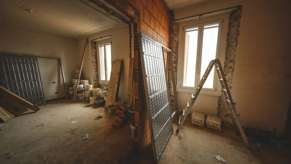 Installer une étagère ou un meuble lourd : fixations selon le mur
